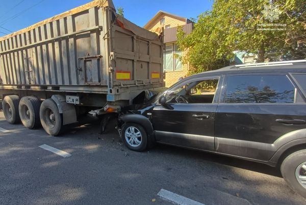 В николаевском микрорайоне Варваровка «хюндай» заехал под припаркованную фуру и остался без капота. Фото
