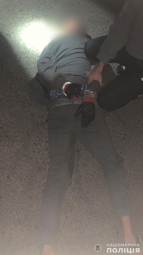 В Николаеве задержали воров, которые по ночам сливали дизельное топливо из баков грузовиков