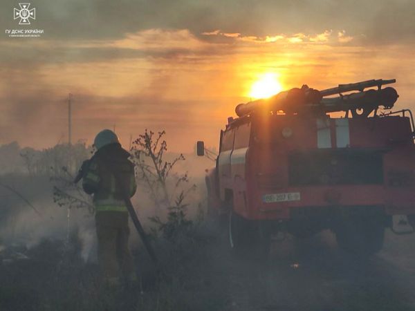 Два комбайна, дача, десять автомобилей – вчера 70 пожарных Николаевщины спасали имущество людей и общин