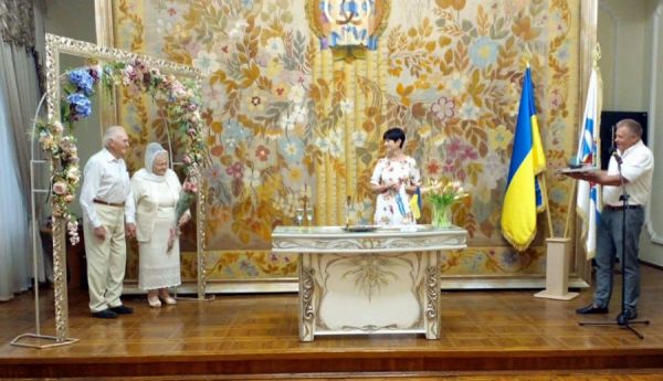 В Николаеве чета Коростылевых сыграла бриллиантовую свадьбу