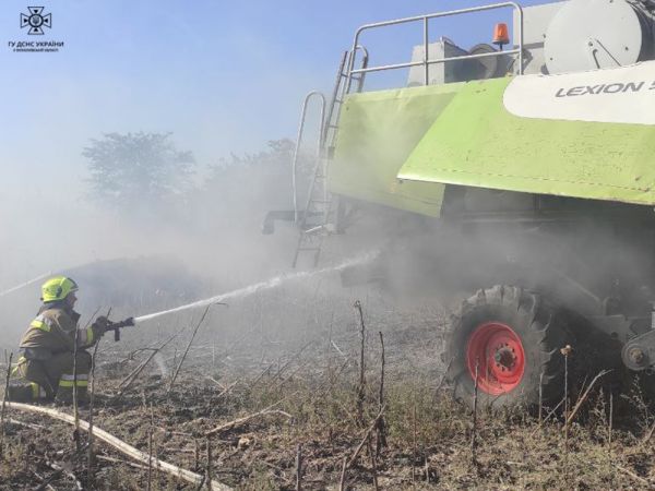 Возле Коблево сгорел грузовик, а в поле – пылали два комбайна