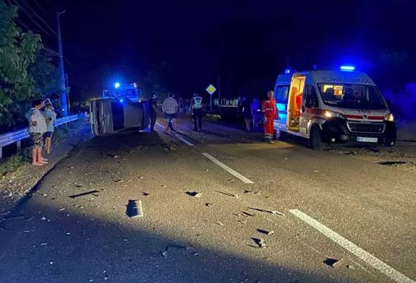 На Николаевщине столкнулись ВАЗ и МАЗ: легковушка перевернулась, водителя пришлось вырезать из кузова