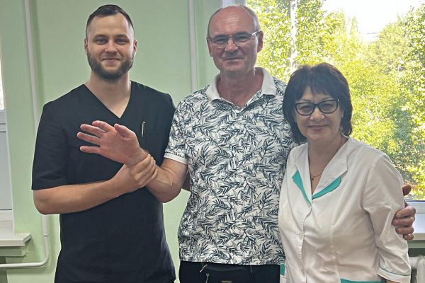 В Николаеве медики пришили мужчине отрезанную болгаркой руку