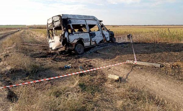 Вдоль дороги под Снигиревкой, где вчера подорвался микроавтобус, нашли еще мины