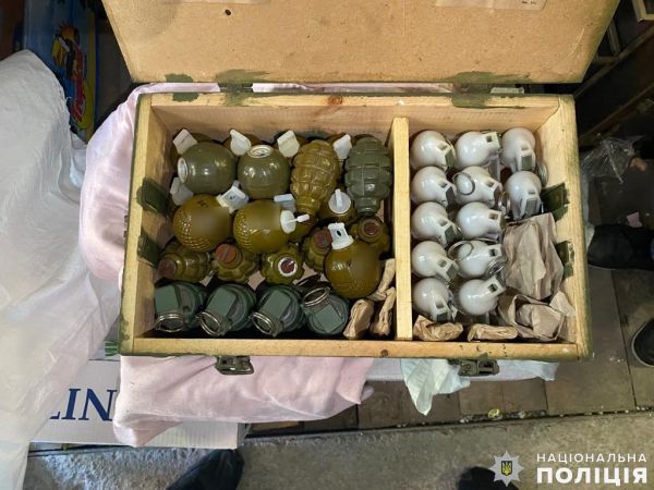 В Николаеве в гаражах нашли впечатляющий арсенал (фото)