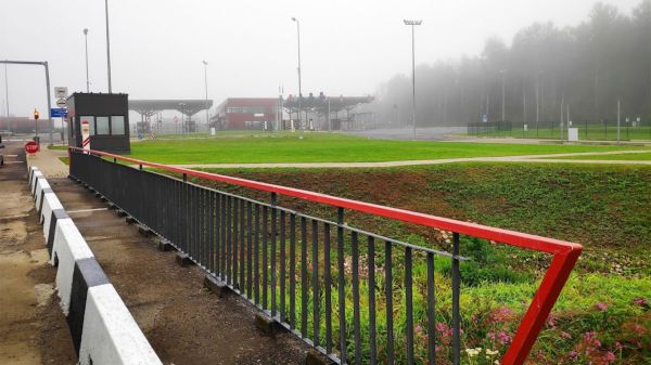 Латвия закрыла единственный наземный пункт пропуска украинцев в Россию