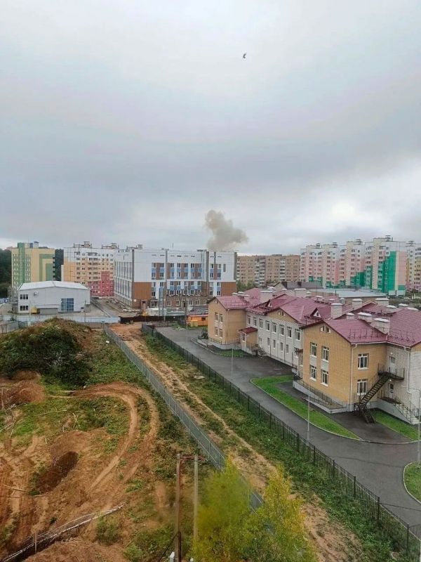 Беспилотники атаковали авиазаводы в рф: в Смоленске взрывы, в аэропорту «Адлер» отмена рейсов