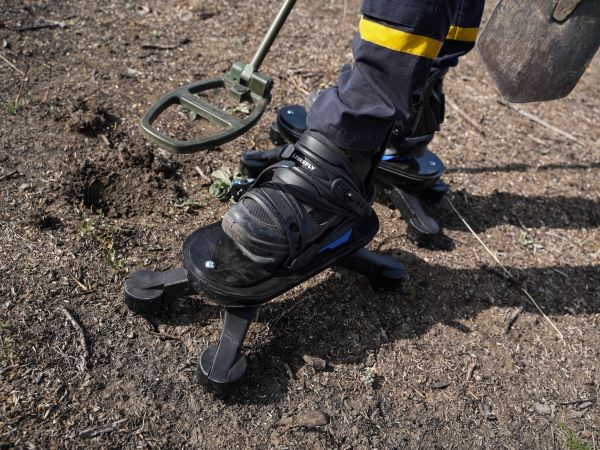 Благотворители передали николаевским саперам сапоги-пауки (фото)
