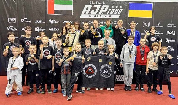 Николаевские «Хищники» с международного турнира по бразильскому джиу-джитсу привезли полсотни медалей!