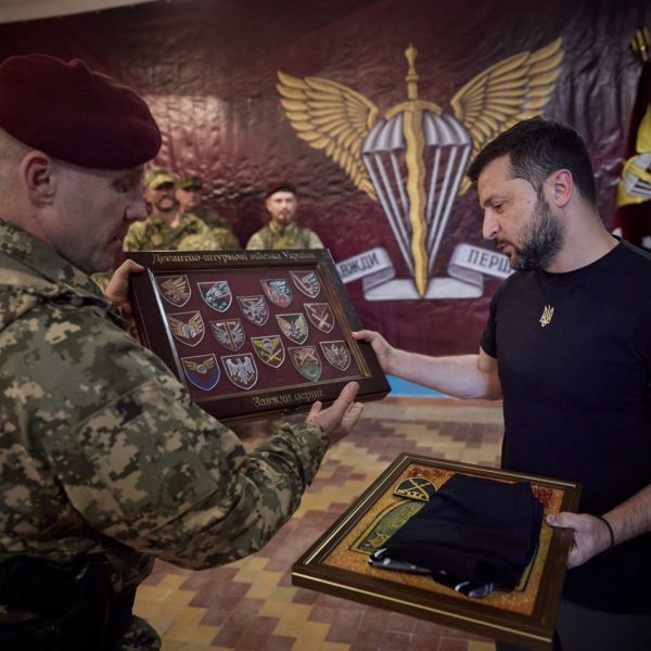 Владимир Зеленский отметил десантников Николаевской 79-ки