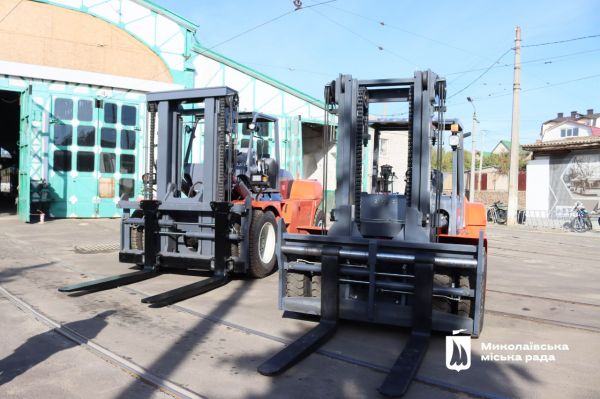 «Николаевэлектротранс» получил два автопогрузчика от UNOPS