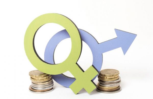 Из-за неравноправия в зарплатах с мужчинами украинские женщины бесплатно работают 6,5 лет