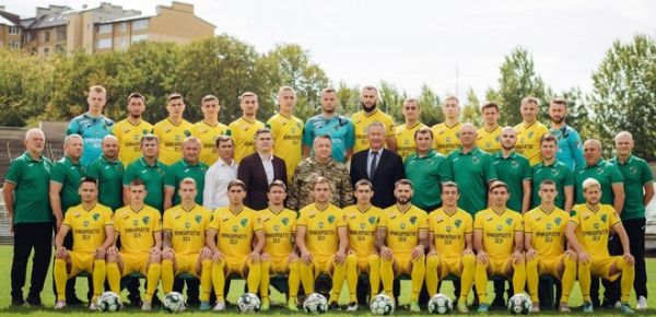 Футболисты клуба "Прикарпатье" и родня руководства Ивано-Франковска "охраняли" военкомат