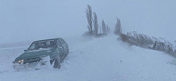 За день николаевские спасатели вытянули из сугробов четыре легковушки (фото)