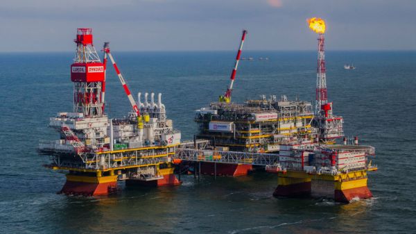 Практически вся российская нефть продается выше установленного Западом потолка