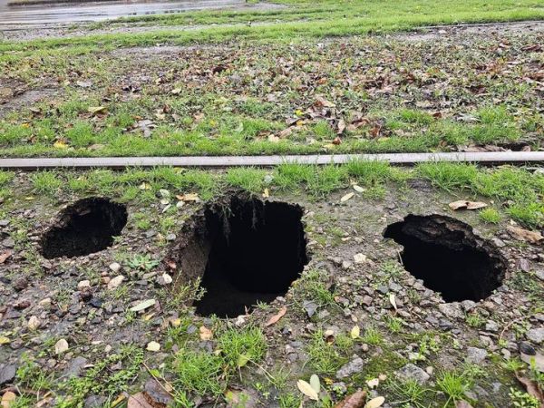 В Николаеве под трамвайными рельсами на маршруте №11 и №1 провалилась земля