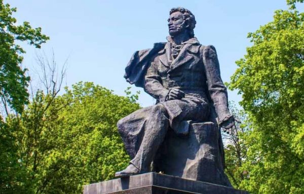 В Киеве снесли памятник Пушкину