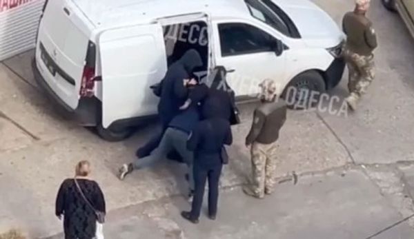 Силой задержанный в Одессе военкомами мужчина заявил, что претензий к ТЦК не имеет