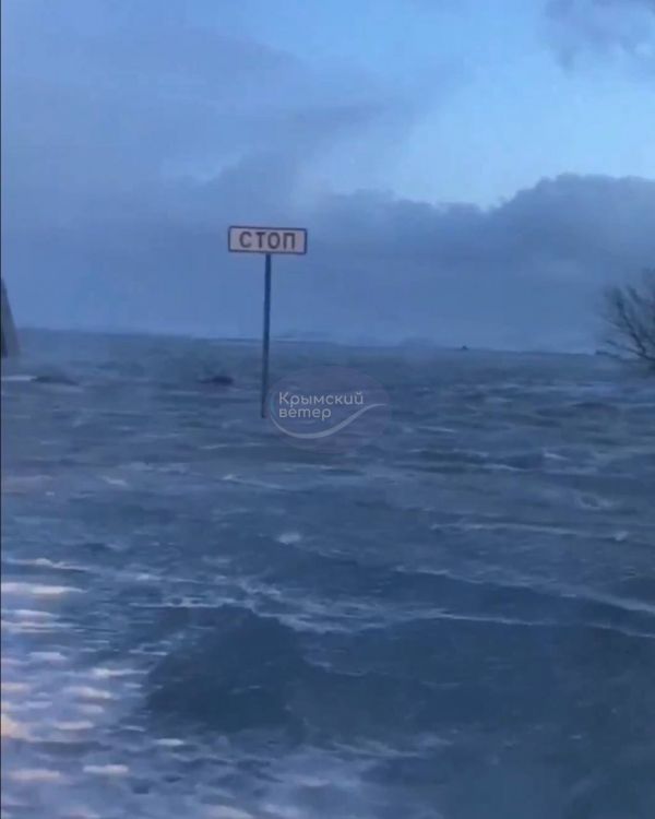 Волны Черного моря смыли в Евпатории все вражеские окопы