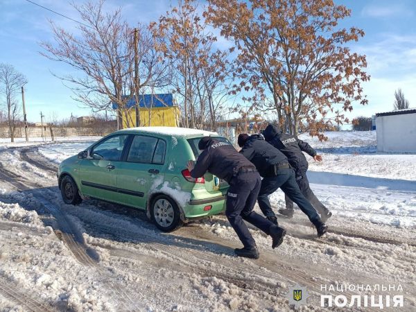 Последствия непогоды на Николаевщине: полицейские шерифы рубят дрова и чистят снег