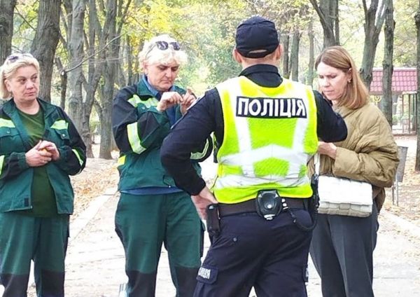 На Флотском бульваре в Николаеве строят спортплощадку: деревья снесли, но документов экологам не показали