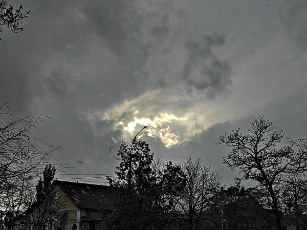 В Николаевской области ветер до 30 метров в секунду, в Карпатах – снег