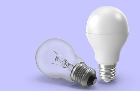 В Кабмине решили дополнительно выдать пенсионерам по пять энергосберегающих лампочек