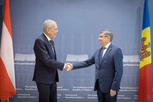 Президента Австрии в Молдове покусала собака