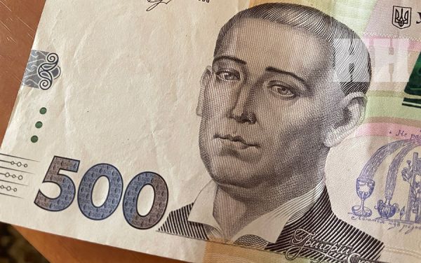 В Украине поднимут зарплаты учителям: когда и на сколько