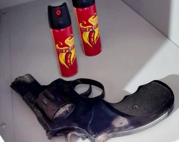 В октябре посетители николаевских судов пытались пронести на заседания пистолеты, ножи и баллончики