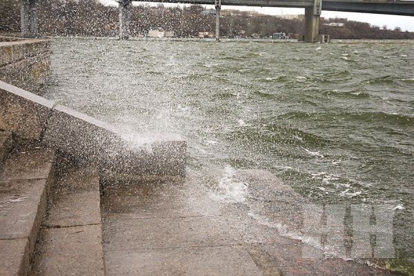 В Николаеве ночью усилится ветер: объявлен желтый уровень опасности