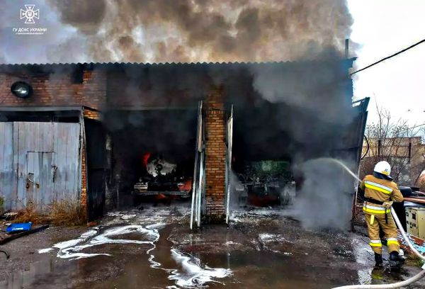 Работники автопредприятия сожгли два грузовика, пытаясь погреться у печки (фото)