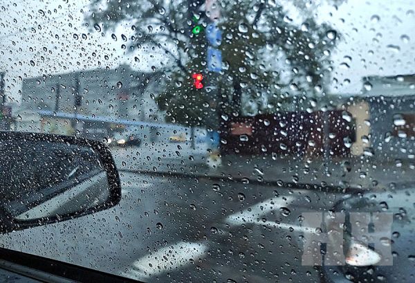 «Николаевоблэнерго» сообщает о штормовом предупреждении и просит зарядить гаджеты