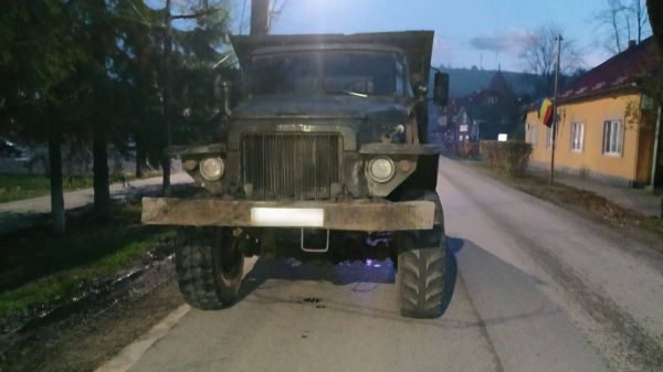 Пока пьяная мать не могла встать с земли, грузовик сбил насмерть полуторагодовалую девочку (видео)