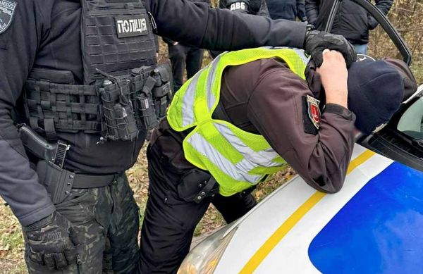 Николаевское отделение ГБР расследует дело двух одесских патрульних, задержанных на взятке