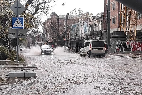 Аквапланета Николаев: ливень и гроза превратили улицы города в реки (фото)