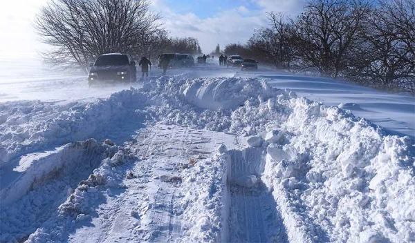 В сугробе на трассе в Николаевской области застряла даже машина МЧС