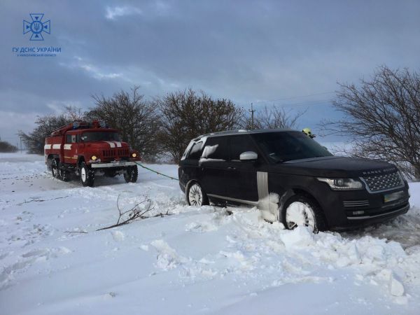 На Николаевщине из сугробов эвакуировали 315 человек, среди них 35 детей (фото)