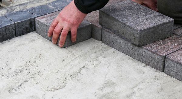 В Николаеве фирма из «черного списка» АМКУ укладывает плитку, замешивая цемент на дорогущей очищенной воде