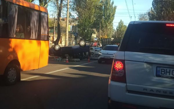 На улице Пушкинской в Николаеве перевернулся автофургон