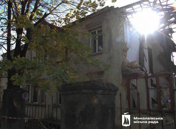 В Николаеве демонтируют разрушенные обстрелами дома