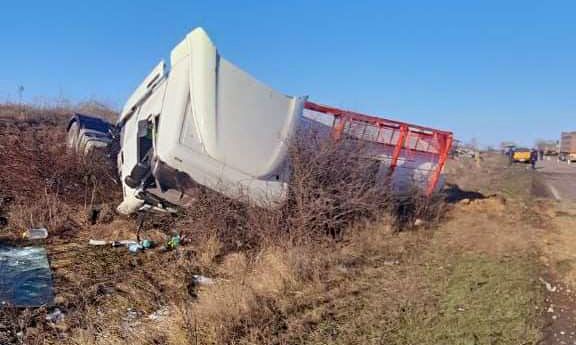 На трассе Кропивницкий-Николаев легковушка столкнула с дороги грузовик: есть пострадавшие