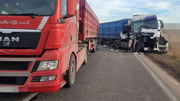 Из-за аварии двух фур и легковушки на трассе «Одесса-Николаев» ввели реверсивное движение