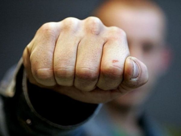 На автовокзале Южноукраинска мужчина разбил лица двум полицейским