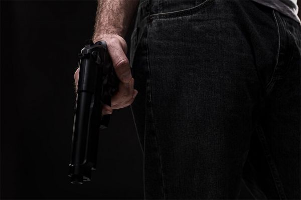 На трассе М-14 пьяный дальнобойщик угрожал пистолетом николаевским полицейским