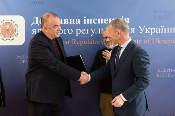 Президент Енергоатома передав генеральному директору ПАЕС ліцензію на довгострокову експлуатацію енергоблока №1