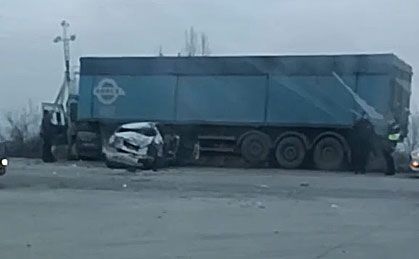 На выезде из Николаева авария двух фур и легковушки (видео)