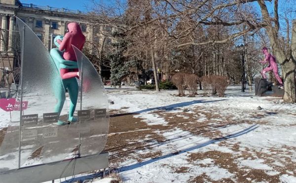 С Соборной площади в Николаеве убрали цветные скульптуры «Кохай, Мрій, Прагни, Дій»