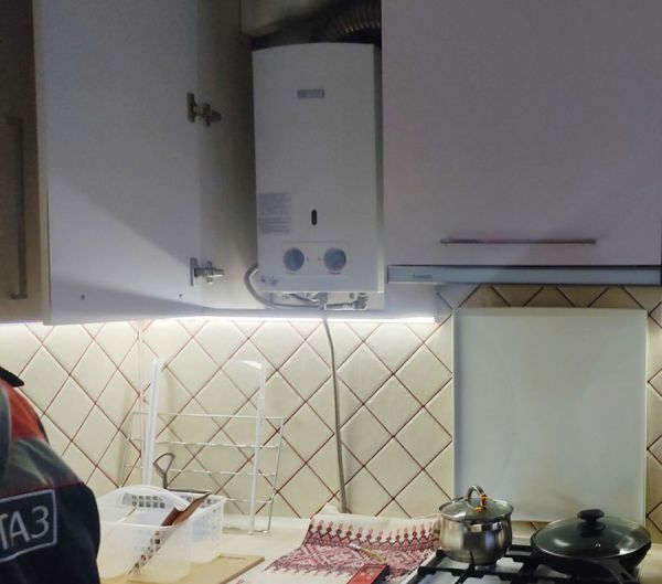 В Николаеве молодая пара чуть не отравилась угарным газом из-за вытяжки, установленной рядом с колонкой