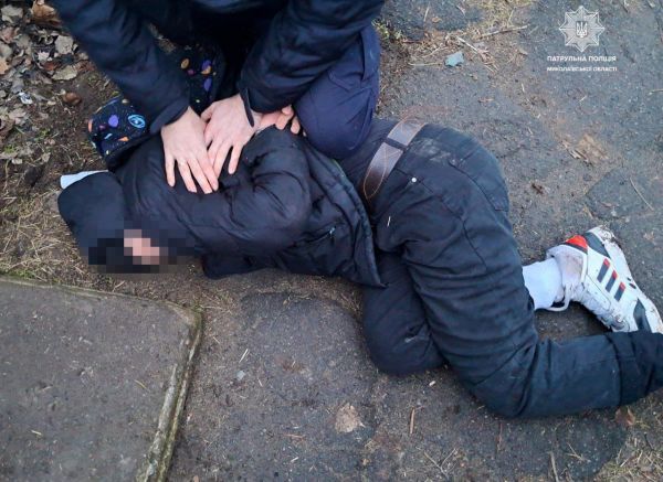 Николаевские патрульные задержали мужчину, укравшего деньги на автомойке